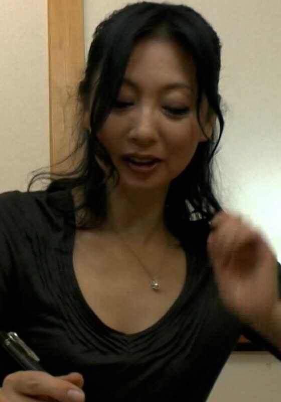 【キャバ嬢・風俗嬢×】熟女デリヘルを呼んで3Pを予約したけど3Pは人手不足で中止…1対1での熟女デリで気持ち良すぎて中出し！おばさんは中に出しても大丈夫！？｜h_1724m635g00004